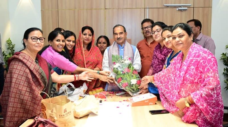 “बधाई की होड़ में भूला संगठन: महिला मोर्चा में शुरुआत से ही दिखी असंगठित तस्वीर”